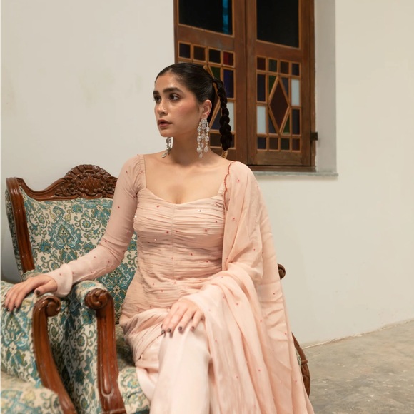 Elegant Pink Dress with Sheer Sleeves - Picture 2 of 6
